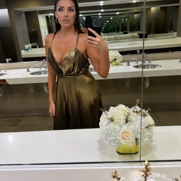 MacDuggal Gold Pleated V Neck Jumpsuit that looks like a dress Size 4 - Picture 3 of 4